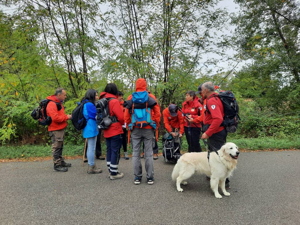 Gruppo di persone con cane