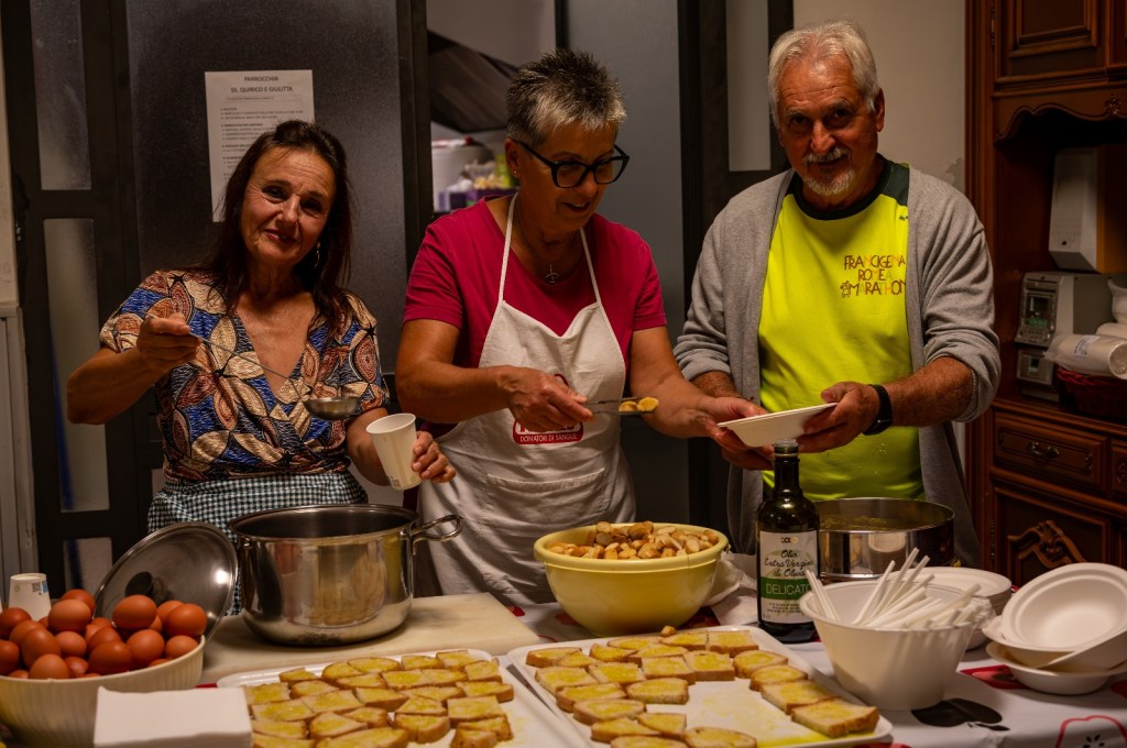 Persone che servono cibo.