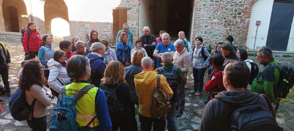 Gruppo di persone che ascolta la guida, Claudo Bressan