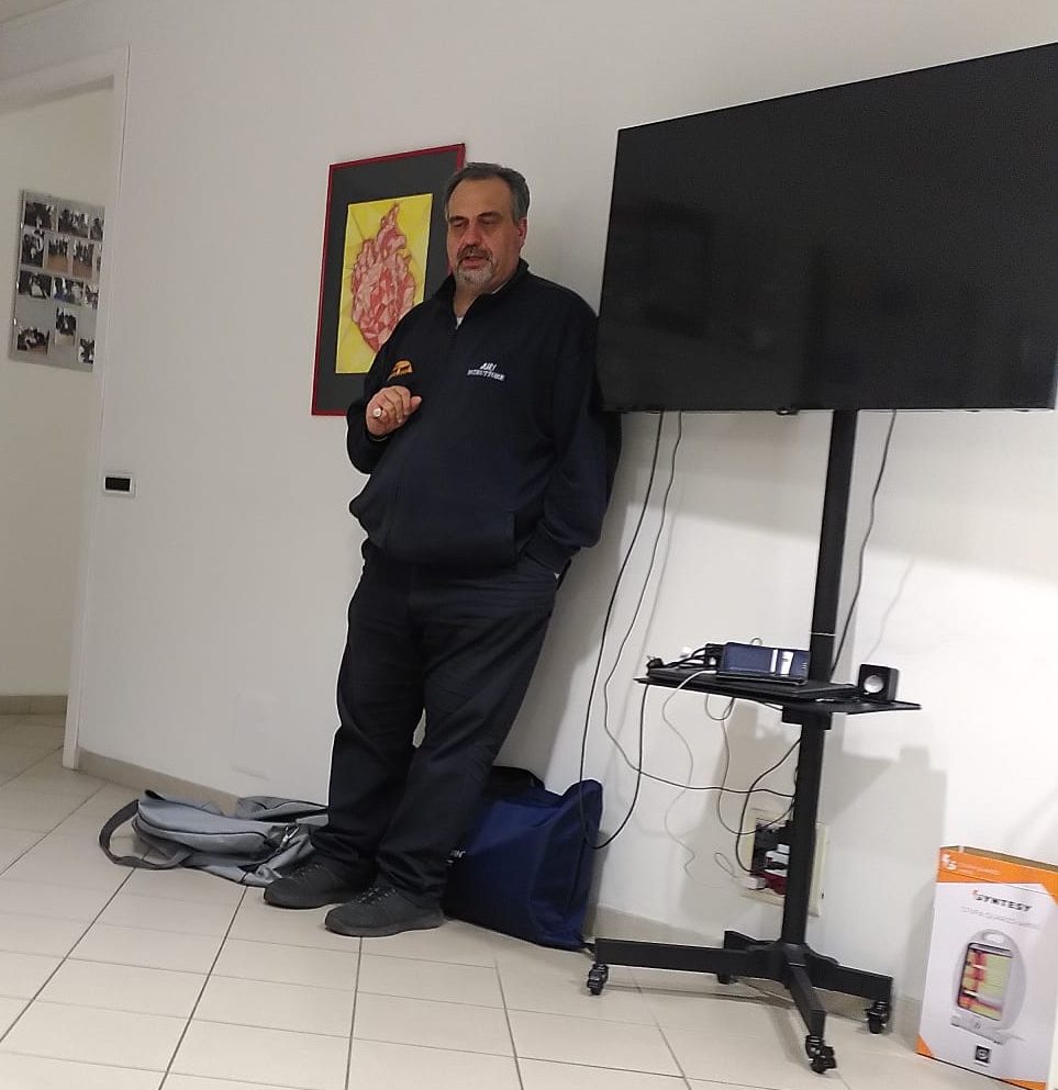 Persona al centro di una stanza con schermo visivo a lato